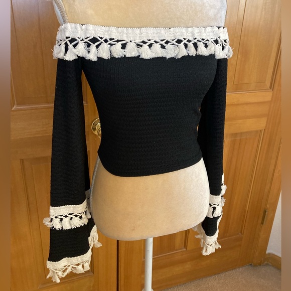 Off the Shoulder Flounce Style Sleeves - Picture 4 of 16